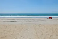 “Shore Thing” at our spacious Beachfront Oasis - EAST