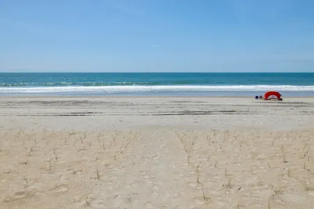 “Shore Thing” at our spacious Beachfront Oasis - EAST