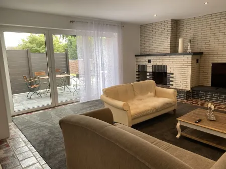 Newly renovated, very spacious 3-room apartment with terrace, garden, parking space Отели в г. Ольденбург