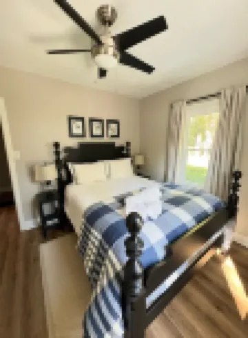 Cute & Cozy Downtown Cottage - Biking, Burgers, & Trails nearby