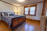 Beautiful 4BR 2 bath Craftsman home, completely renovated, roomy, handy location Hotels near Schuler Shoes: Highland Park