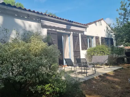 Large family house, large garden in an oyster site close to the beach Отели в г. Сен-Пьер-д'Олерон