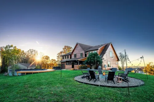 Luxe Bourbon Trail Cabin– Hot Tub/Pickleball/Fire Pit/Pool/Game Room