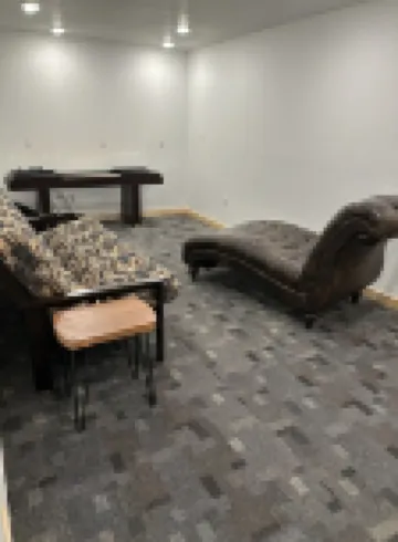 Spacious cabin minutes from recreational trails & Round Lake
