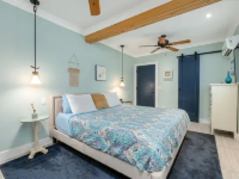 Beautiful downtown Melbourne Beach renovated apartment one block from the beach! 墨爾本海灘酒店