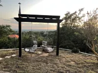 Lakeview Escape; Charming 1-bedroom with entertainers' backyard