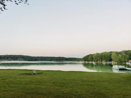 NEW - Renovated Cottage on Beautiful Bills Lake