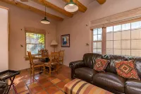 Favorite Downtown Adorable Adobe ~ 8 min walk to Plaza