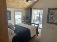 Cozy home on the bay with sand beach and beautiful sunrises!🌅 Hotels in Oconto County