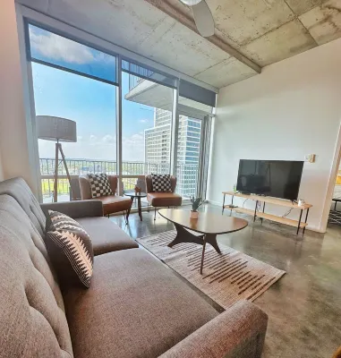 Luxurious highrise in heart of ATX