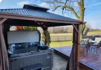 Couples Getaway - Guesthouse/ In-Law Suite with Jacuzzi/Sauna/Pool