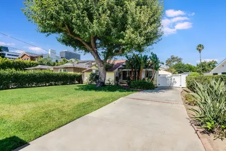 Hidden Gem | Centrally Located | Family Friendly Отели рядом с достопримечательностью «Национальный исторический парк Лос Энсинос»