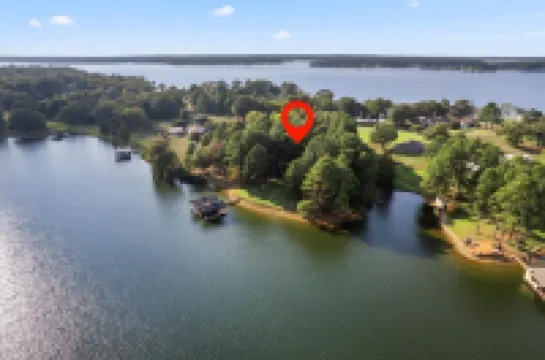 Luxury Cabin, 500’ Lake Front, 3 Acre Property on Lake Bob Sandlin!