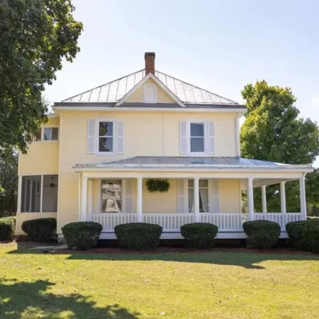 Century old 4 bedroom close to SVU, sleeps 8.