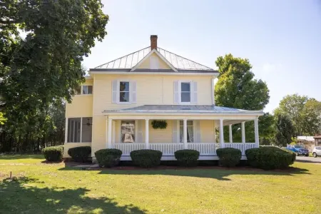 Century old 4 bedroom close to SVU, sleeps 8.