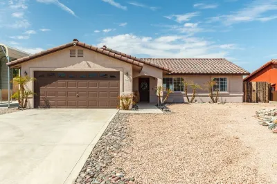 Lake Views-5 Star Location- Heated Pool-Hot Tub- Modern Clean Vibe-Dog Friendly
