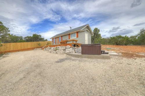 Hot tub, free WiFi, pet friendly, 10 minutes to Canyon Lake/boat ramp