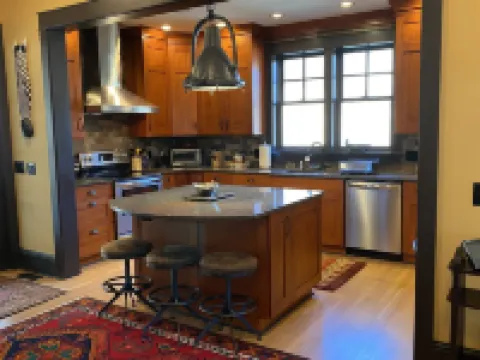 The Mission House- Located in the Finger Lakes. Hike & Bird Watch. EV Charger.