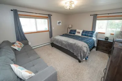 Cozy Caribou Corner in peaceful wooded area, close to airport, trails, Sleeps 7! Hotels near Alaska Zoo