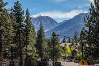 3-bedroom Penthouse in the Village/ walk to the Gondola/ top floor.