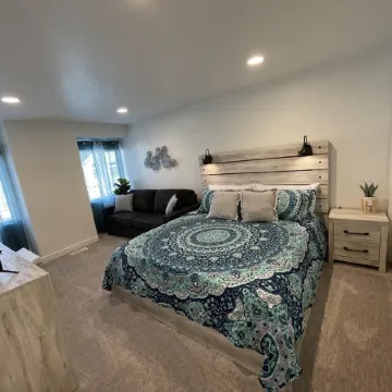 Most Spacious 2075 sq ft Paradise Townhome near Lake in heart of Garden City