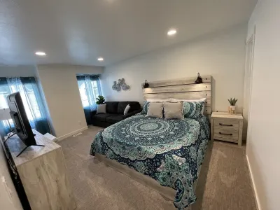 Most Spacious 2075 sq ft Paradise Townhome near Lake in heart of Garden City