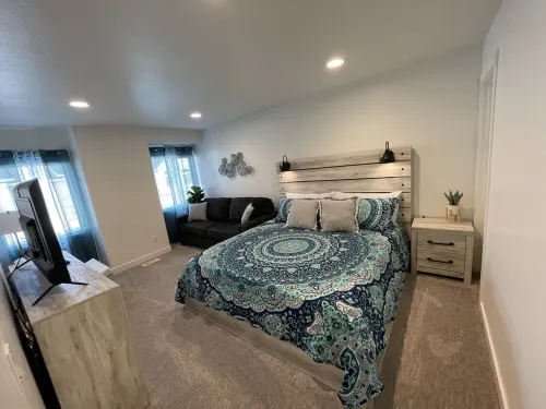 Most Spacious 2075 sq ft Paradise Townhome near Lake in heart of Garden City