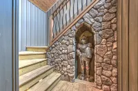 *Castle by the Square* - 5 minute walk to downtown Bentonville!