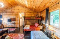Lodge & Cabin  PET/ FEED/ BRUSH HORSES!  Hot Tub  Roku Great Views Privacy Rosschryslerjeepdodge Boone Nc.附近的飯店