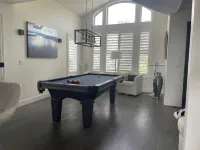 Sunset Views! Indoor Sport Court, Pool table, Golf Course, 12 min to downtown