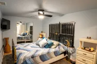 Beachfront Ocean View Suite - Steps From The Beach - Daytona Beach Shores, FL Connie's Bookshelf附近的飯店
