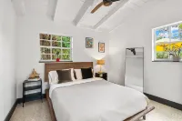 Brand New Lux Private Retreat with Hot Tub - by HardRock,LasOlas,beach, airport