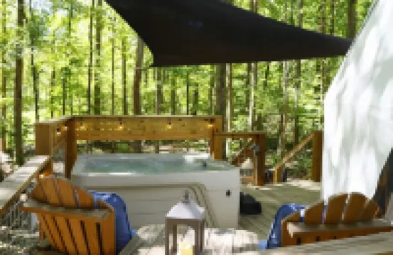 Amazing Creekside Glamping Dome in Park-Like Setting with Hot Tub & A/C!