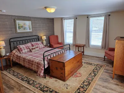 Charming Farmhouse; 2 Bed / 2 Bath, only 1.5 miles to Jiminy Peak. Pet Friendly.