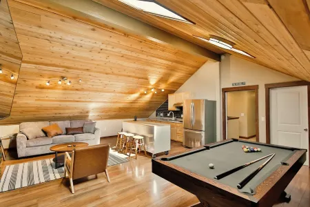 Caddy Shack Chateau- Spacious 4 bd/3.5b+Game Room, only 6 miles to Bandon Dunes!