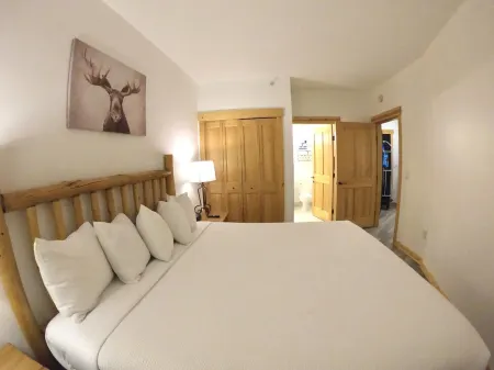 5 Star, 1 Bed + Den & 2 Baths in Center Village Copper Mountain