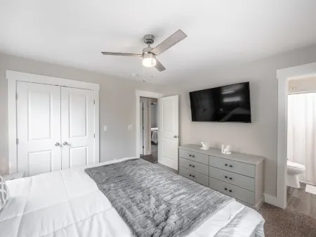Spacious w/ all King Beds, 15 min from Beach + Downtown, Pup Friendly!