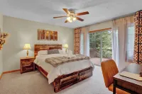 2 Min Walk to Lake w/HotTub, Private Sauna, AC, Pets OK! Near Hikes & Waterparks Hotel a Clifton Township