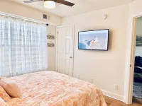 1 BR Walk to Shops, pool & Restaurants, 5 min to Beautiful Beaches! Full Kitchen