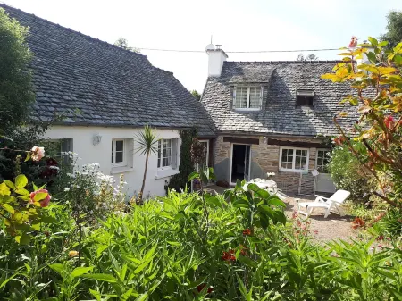 Charming house in Locquirec Отели в г. Локирк