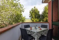 Superb "Tuscan" style cottage dominates a magical landscape, welcomes families.