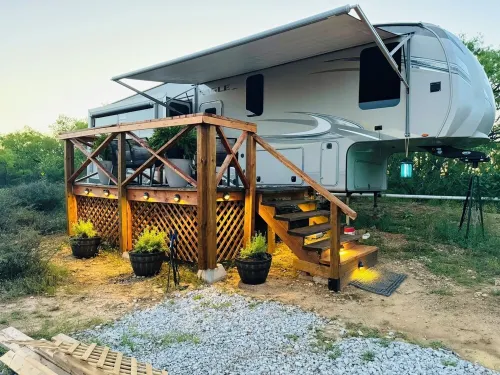 Cozy RV in Breckenridge nestled in the woods of a 50 acre farm