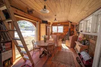 Beautiful country cabin with hot tub and outdoor shower in Londonderry
