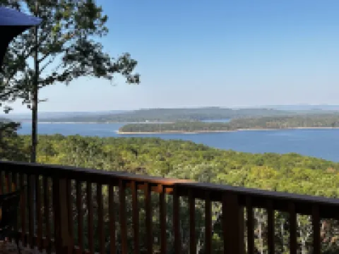 Crockett's Escape Treehouse on Greers Ferry Lake