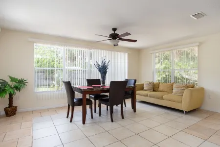 4 Bedroom Cozy Getaway Pool house in the Heart of Melbourne