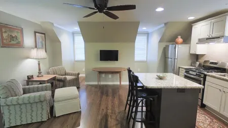 Private Carriage House  5 miles to Ameris Amphitheater Walkable  to Canton st