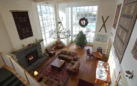 Steps to Stratton Village, Lifts! Duplex Condo!