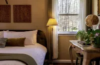 The Fern Hill Lodge: Cozy and Serene Getaway on 20 Private Acres