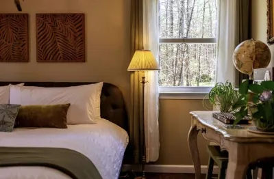 The Fern Hill Lodge: Cozy and Serene Getaway on 20 Private Acres