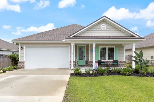 Salt water pool! AC & Heated game room! 3 Min to beach!2 King rooms